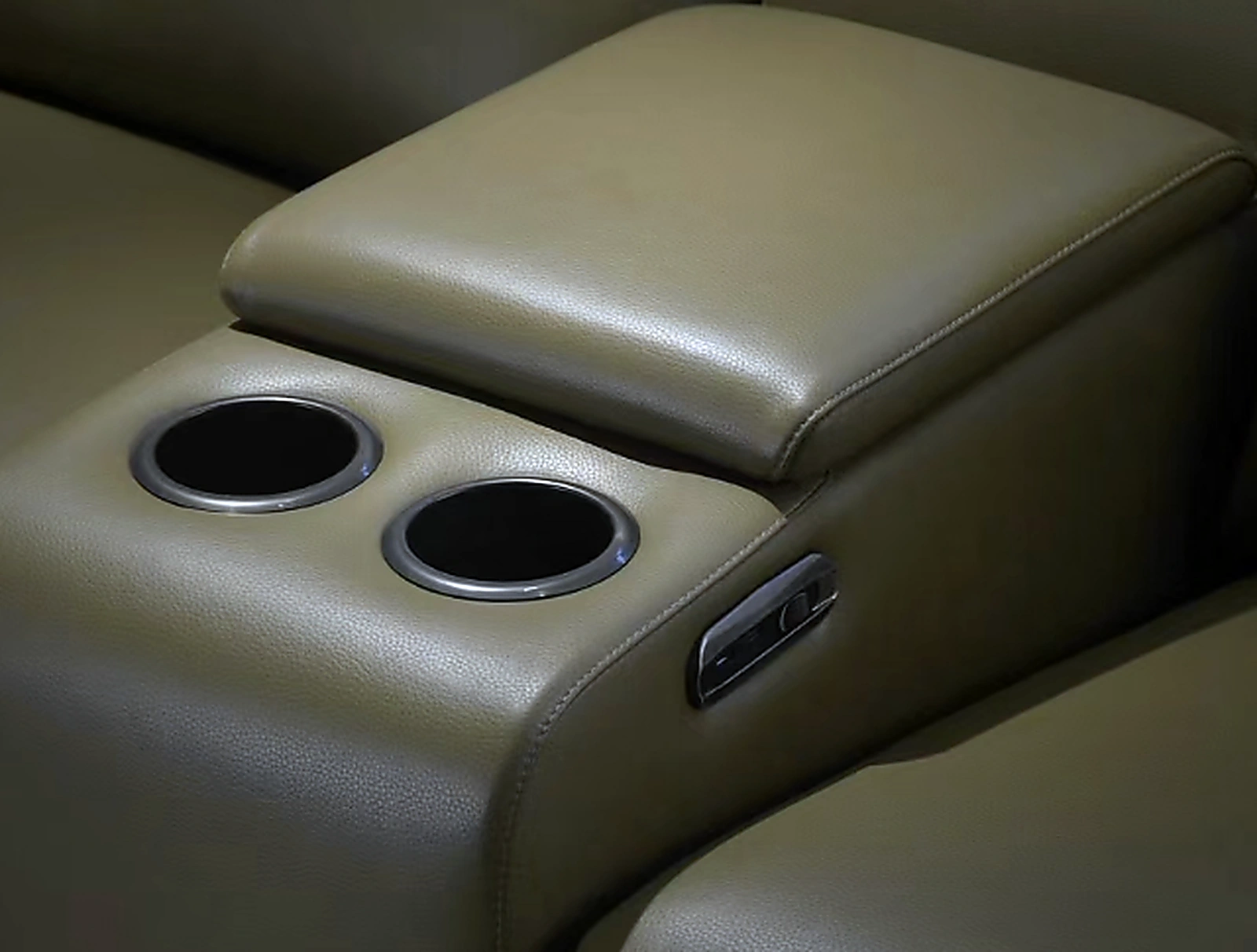 Heritage Row armrest cupholders and controls