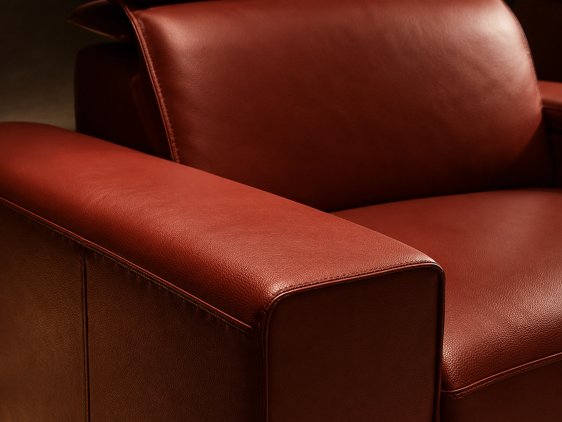 Pearl Row top-grain leather profile detail